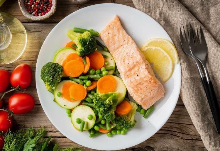 Plate with salmon and vegetables
